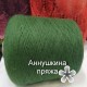 Ангора на зеленому бобіні